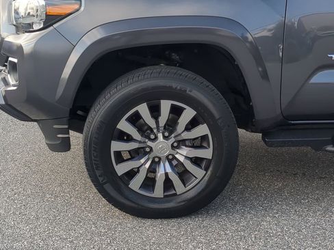 Used 2022 Toyota Tacoma Limited image 19