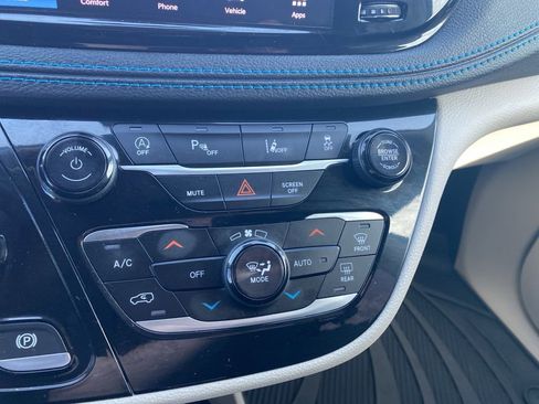 Used 2021 Chrysler Pacifica Touring-L w/ Uconnect Theater Family Group image 24