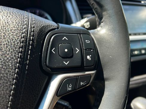 Used 2019 Toyota Highlander SE w/ Carpet Mat Package (TMS) FWD image 10