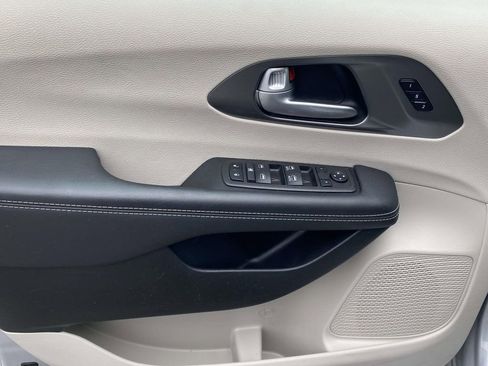 Used 2024 Chrysler Pacifica Touring-L image 15