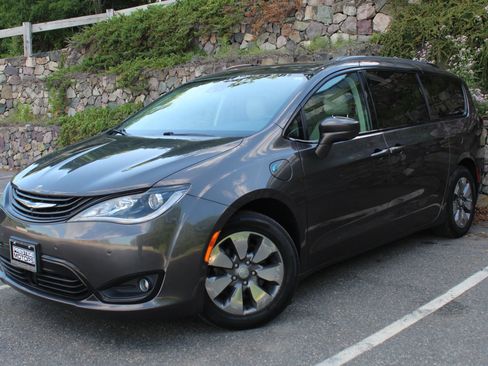 Used 2018 Chrysler Pacifica Limited w/ Advanced Safetytec Group FWD image 2