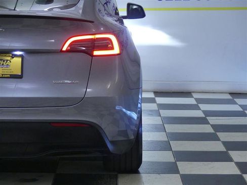 Used 2024 Tesla Model Y Performance image 29