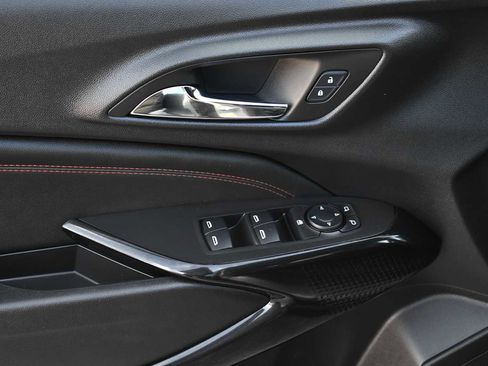 Used 2025 Chevrolet Trax RS w/ Sunroof Package image 26