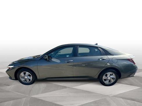 Used 2025 Hyundai Elantra SE FWD image 5