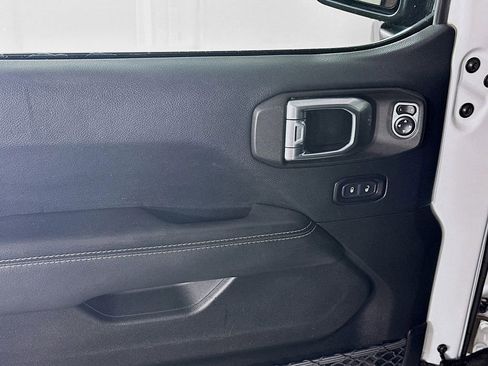 Used 2018 Jeep Wrangler Unlimited Sahara image 25