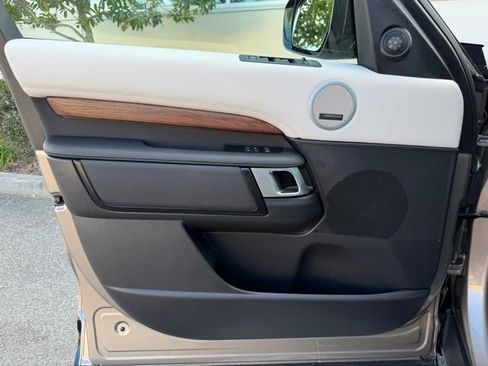 Used 2025 Land Rover Discovery Dynamic SE image 16