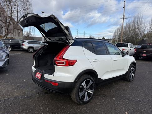 Used 2023 Volvo XC40 Recharge Plus image 10