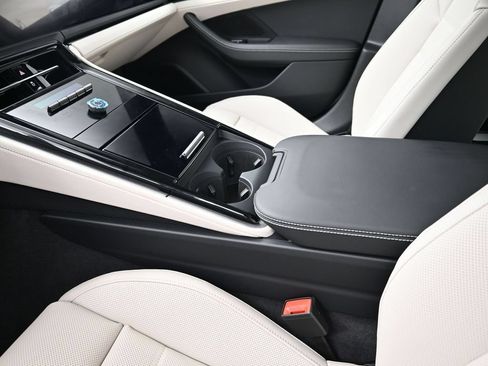 Used 2026 Porsche Panamera image 21