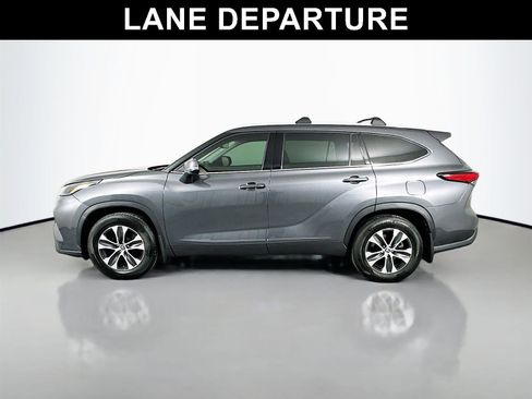 Used 2022 Toyota Highlander XLE AWD/4WD image 8