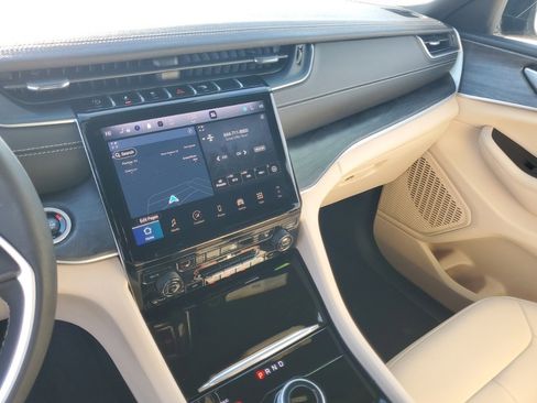 Used 2024 Jeep Grand Cherokee Limited image 19