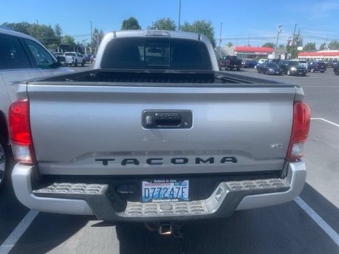 Used 2017 Toyota Tacoma TRD Sport w/ Tow Package AWD/4WD image 3