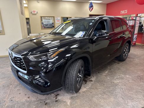 Used 2025 Toyota Highlander XLE AWD/4WD image 3