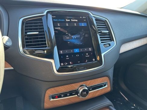 Certified 2025 Volvo XC90 B6 Plus image 21