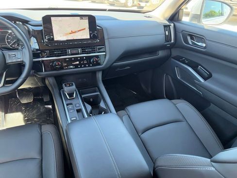 Used 2025 Nissan Pathfinder SL FWD image 23
