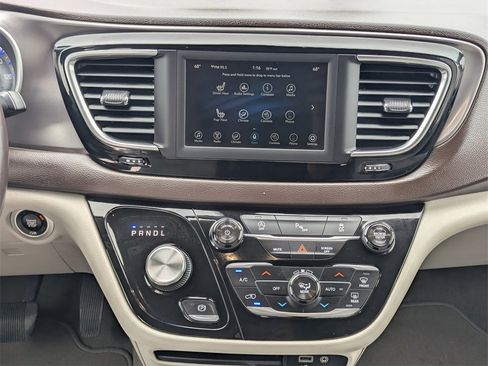Used 2018 Chrysler Pacifica Touring-L image 13