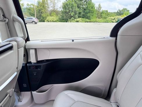 Used 2017 Chrysler Pacifica Touring-L Plus w/ Advanced Safetytec Group FWD image 4