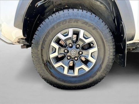 Used 2021 Toyota Tacoma TRD Off-Road w/ Technology Package AWD/4WD image 10