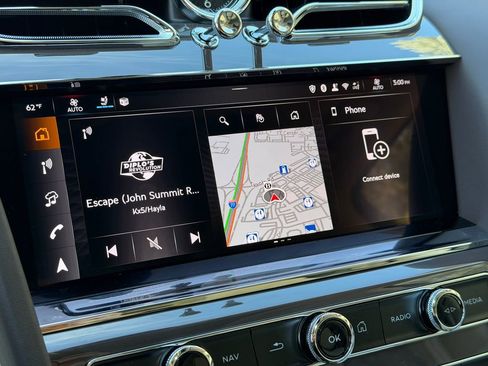 Used 2025 Bentley Bentayga image 27