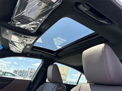 Used 2025 Lexus ES 300h w/ Luxury Package image 22