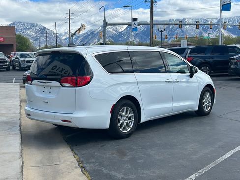 Used 2022 Chrysler Voyager LX FWD image 4