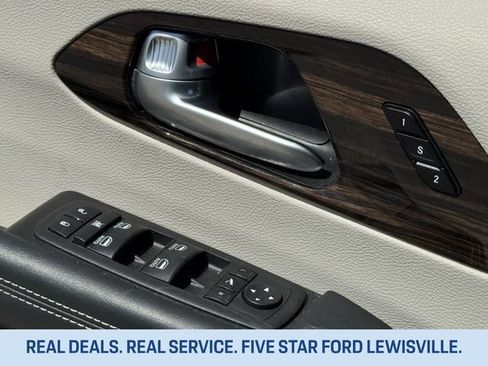 Used 2024 Chrysler Pacifica Limited FWD image 24