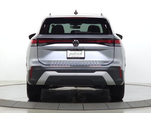 Used 2025 Volkswagen Tiguan SE AWD/4WD image 8