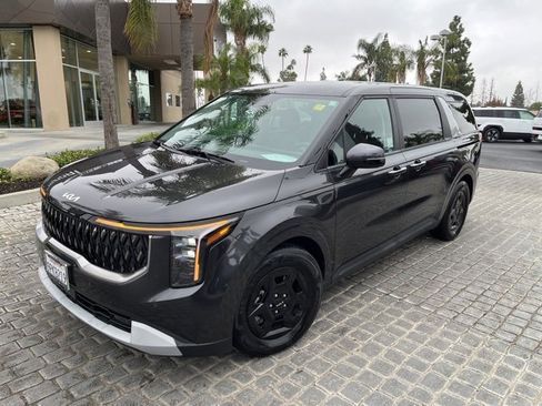 Used 2025 Kia Carnival image 2