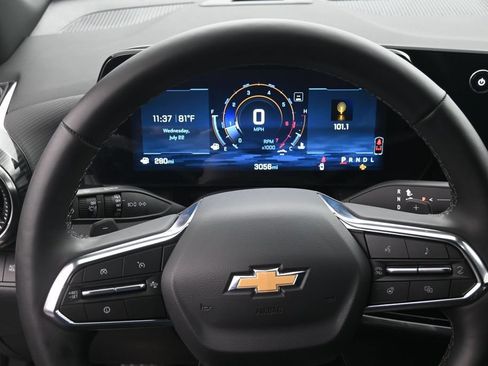 Used 2026 Chevrolet Equinox LT w/ Safety and Technology Package FWD image 9