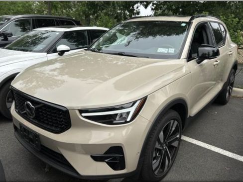 Certified 2025 Volvo XC40 B5 Plus AWD/4WD image 13
