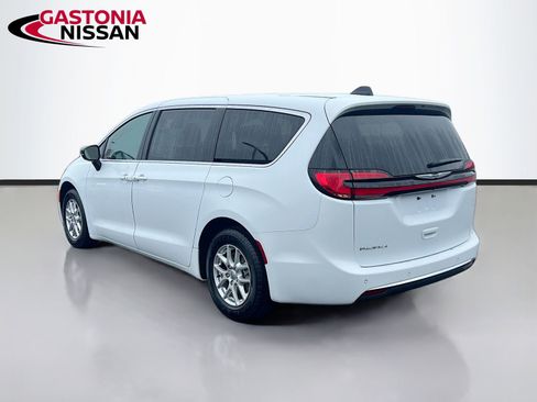 Used 2024 Chrysler Pacifica Touring image 6