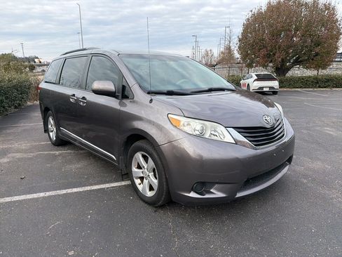 Used 2013 Toyota Sienna LE image 3