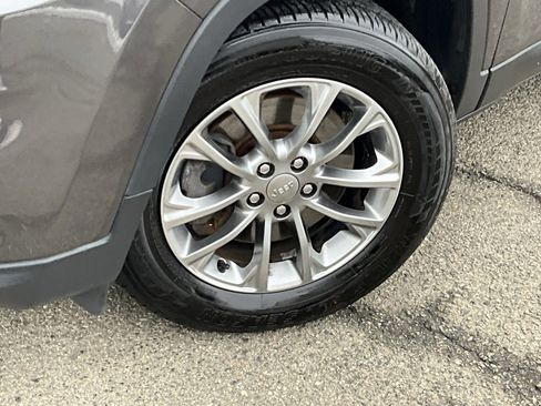 Used 2019 Jeep Cherokee Latitude Plus w/ Comfort/Convenience Group image 4