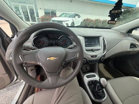 Used 2017 Chevrolet Cruze LS FWD image 16