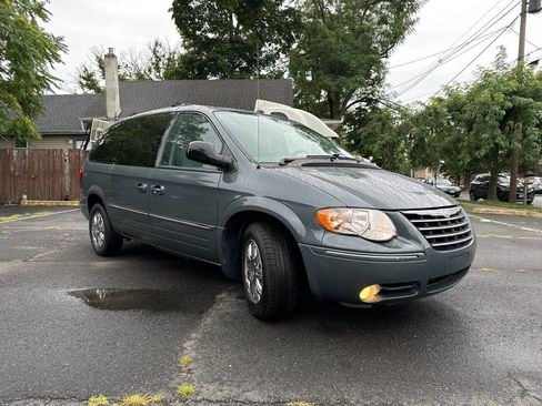 Used 2005 Chrysler Town & Country Limited FWD image 4