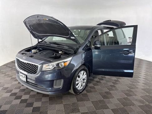 Used 2017 Kia Sedona LX w/ LX Essentials Premium Package FWD image 12