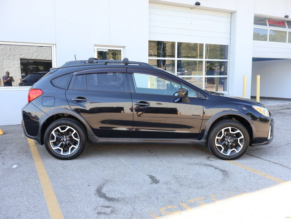Used 2017 Subaru Crosstrek 2.0i Premium w/ Moonroof Package AWD/4WD image 7