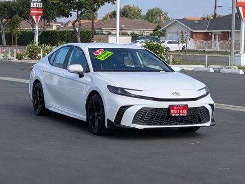 Used 2025 Toyota Camry SE FWD image 3