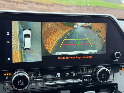 Used 2023 Toyota Highlander AWD image 24