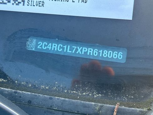 Used 2023 Chrysler Pacifica Touring-L image 3