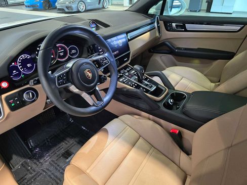 Used 2023 Porsche Cayenne Platinum Edition AWD/4WD image 4