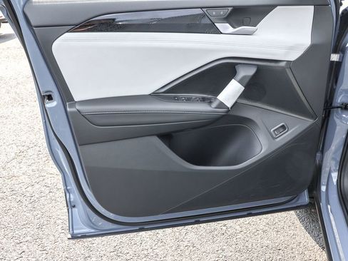 Used 2025 Volkswagen Tiguan SE image 24