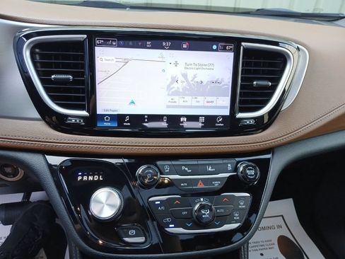 Used 2021 Chrysler Pacifica Limited AWD/4WD image 11