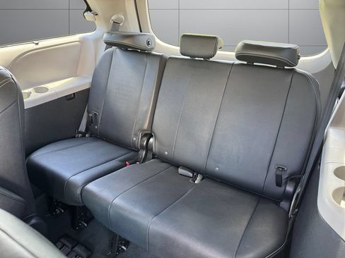 Used 2015 Toyota Sienna SE FWD image 19