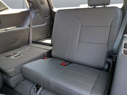 Used 2023 Chevrolet Traverse Premier FWD image 13