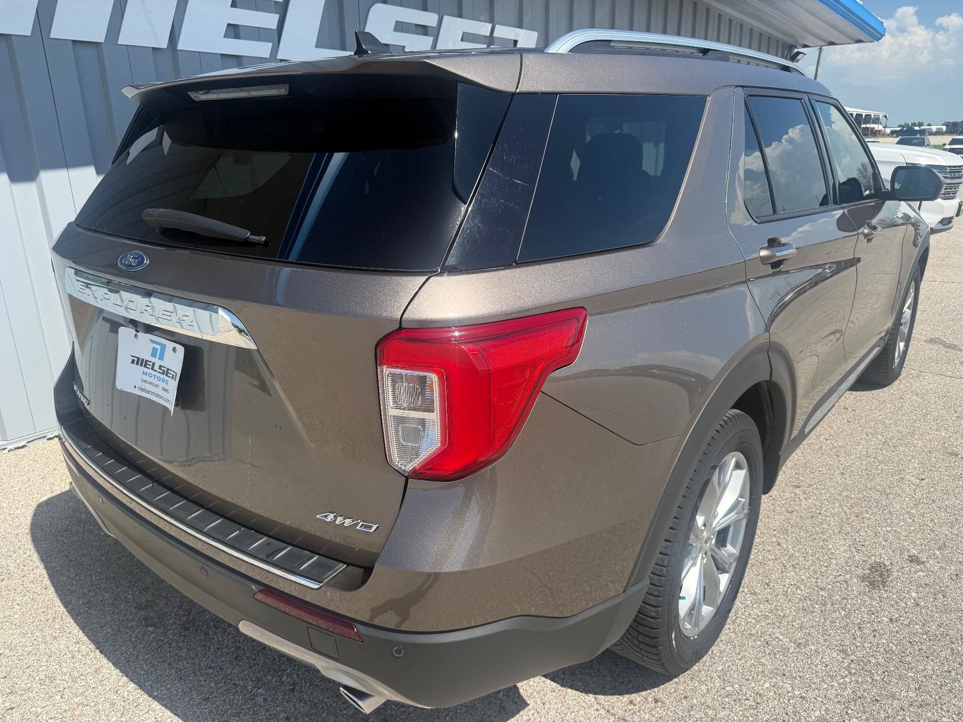 Used 2021 Ford Explorer Limited w/ Equipment Group 301A AWD/4WD image 6