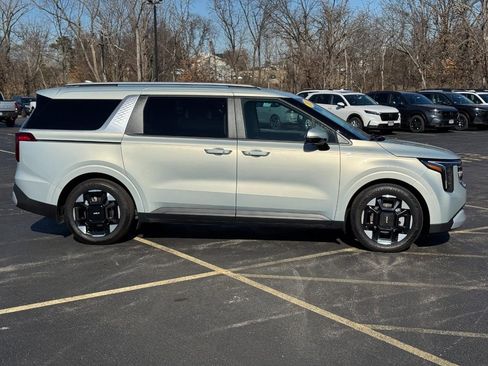 Used 2025 Kia Carnival EX image 2