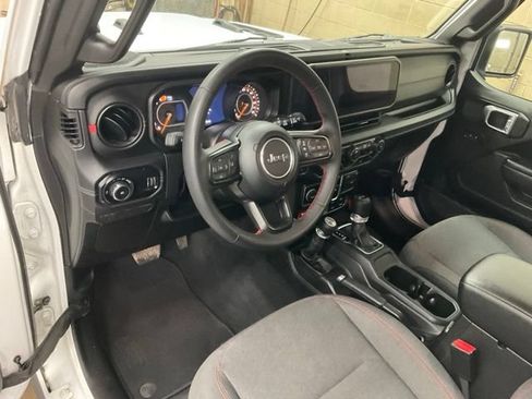 Used 2025 Jeep Wrangler Unlimited Rubicon AWD/4WD image 6