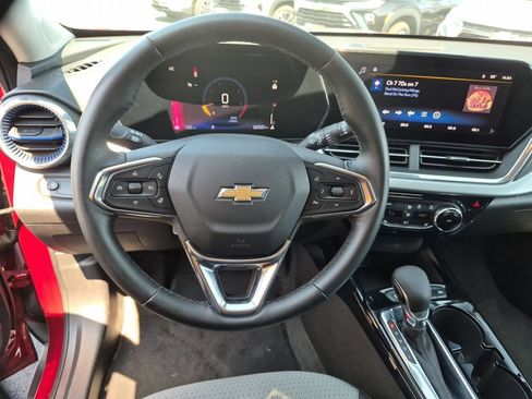 Used 2025 Chevrolet Trax LT w/ LT Convenience Package FWD image 22