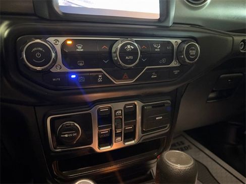 Used 2023 Jeep Wrangler Unlimited w/ Sun & Screen Package image 19