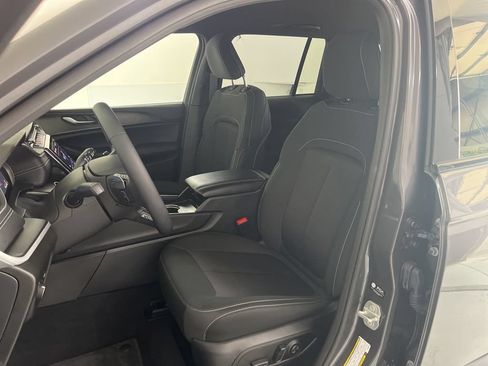 Used 2025 Jeep Grand Cherokee Laredo AWD/4WD image 17
